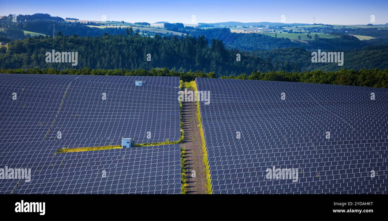 Impianto fotovoltaico open space nel Parco naturale Suedeifel, Renania-Palatinato, Germania, Europa Foto Stock