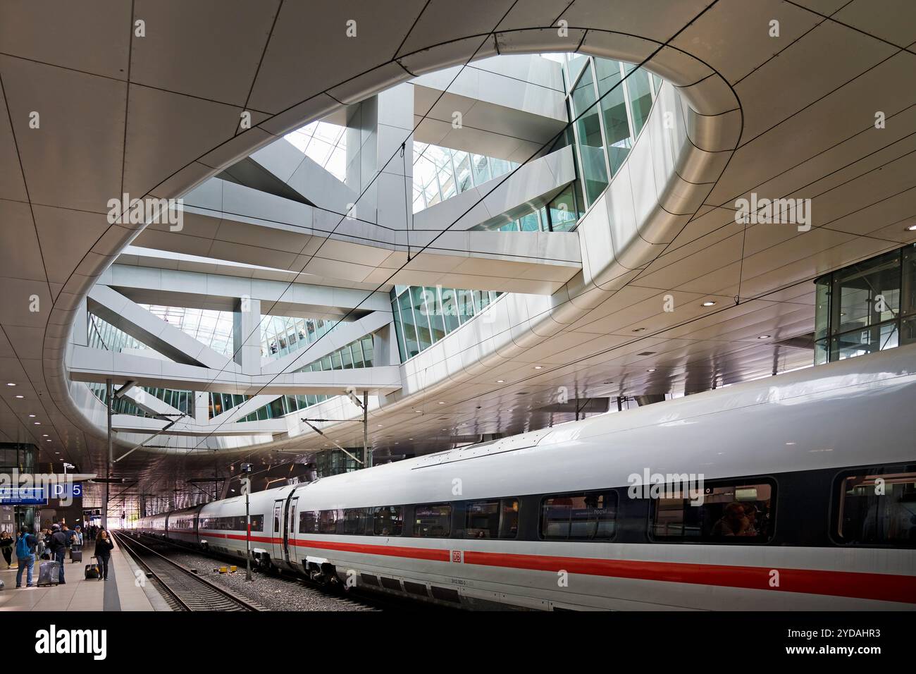 ICE am Mittelbahnsteig mit der grossen Oeffnung zur Glaskuppel, Fernbahnhof, Flughafen, Francoforte sul meno, Assia, Deutschland, Europa Foto Stock