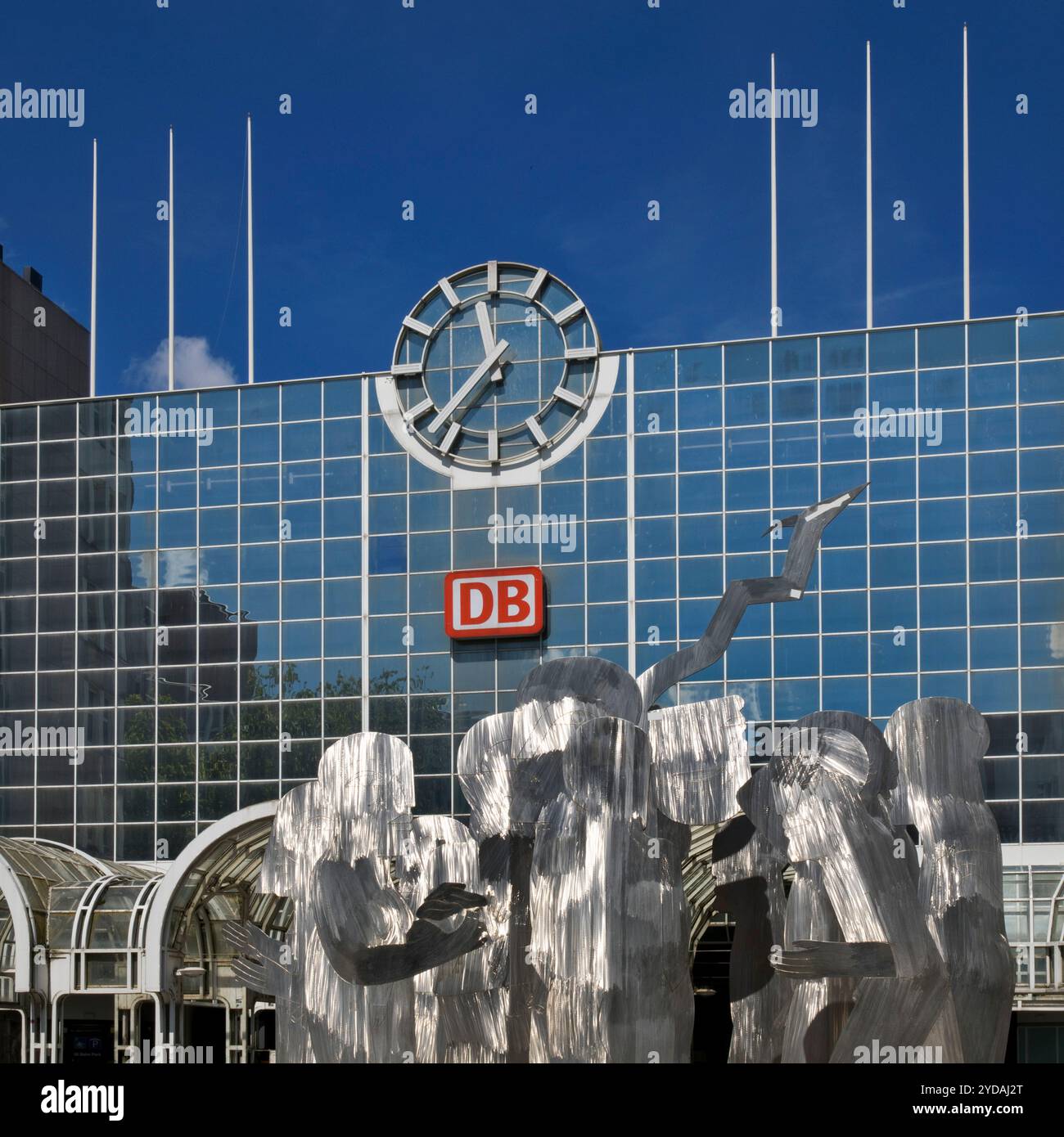 Gruppo di figure in acciaio inossidabile presso la stazione principale, titolo The Ring di Horst Antes, Duesseldorf Germania Foto Stock