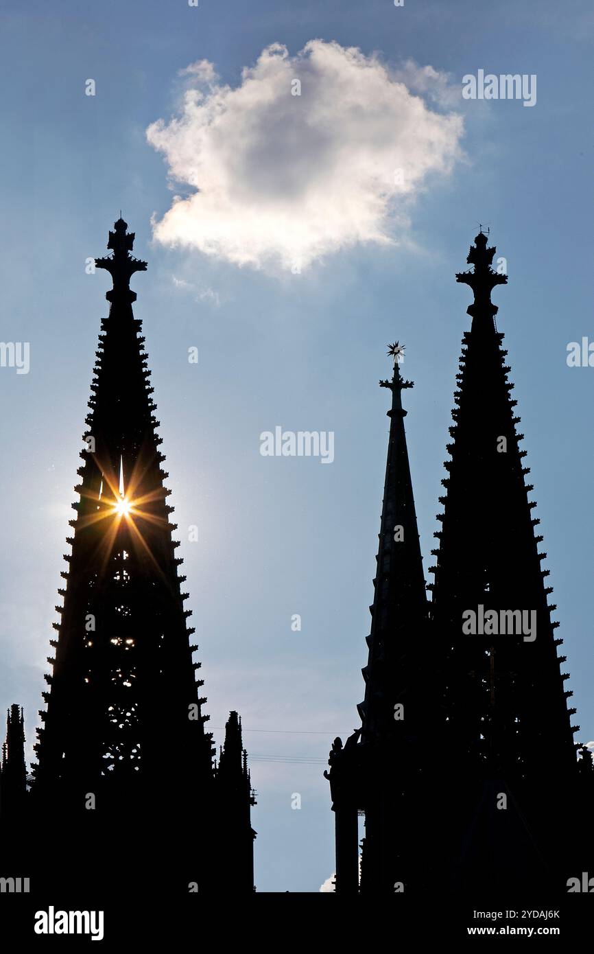 Il sole splende attraverso una delle torri della Cattedrale di Colonia, Germania, Europa Foto Stock