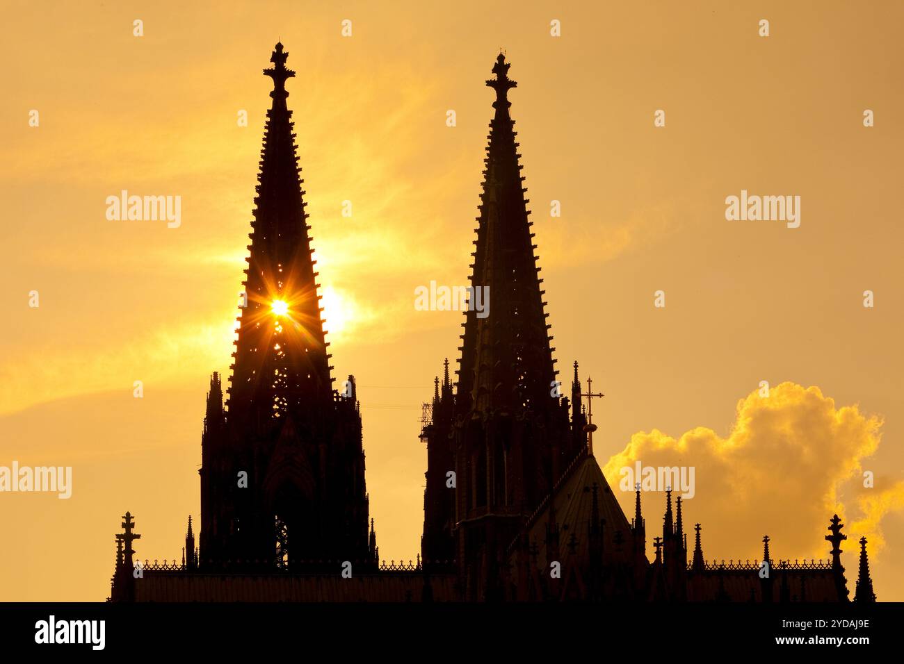 Il sole splende attraverso una delle due torri della Cattedrale di Colonia, Germania, Europa Foto Stock