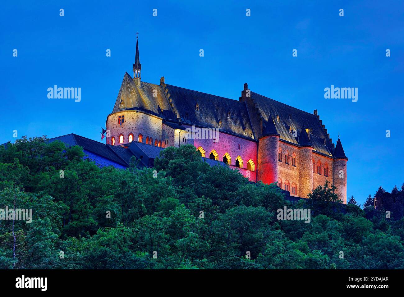 Castello di Vianden, illuminato nei colori della bandiera del Lussemburgo durante la festa nazionale, Vianden Foto Stock