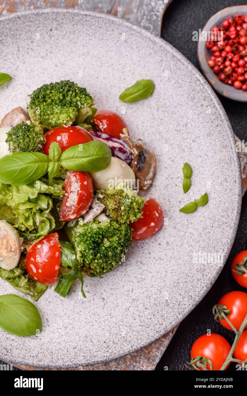 Deliziosa insalata fresca succosa con uova di quaglia Foto Stock