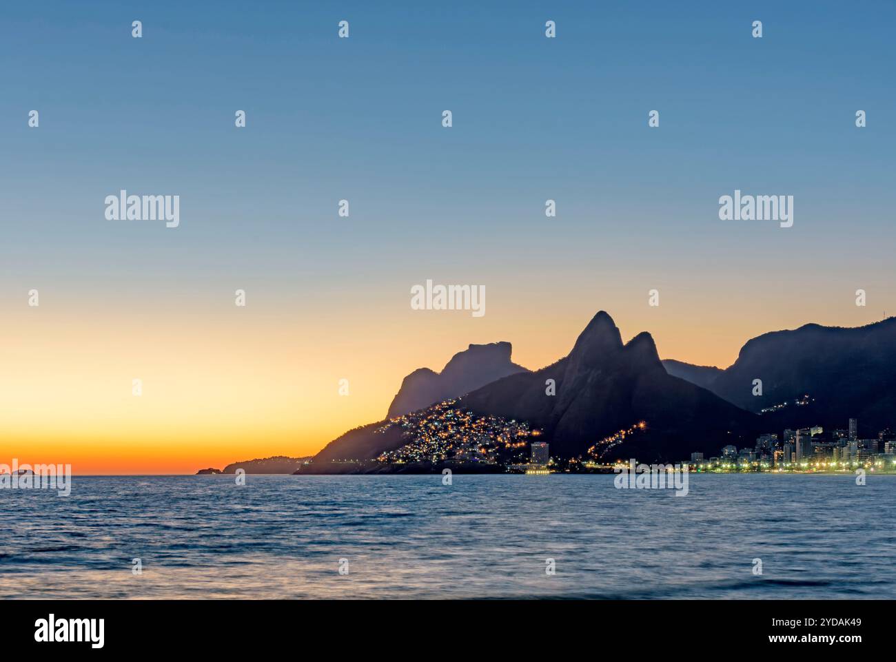 Edifici illuminati al tramonto Foto Stock