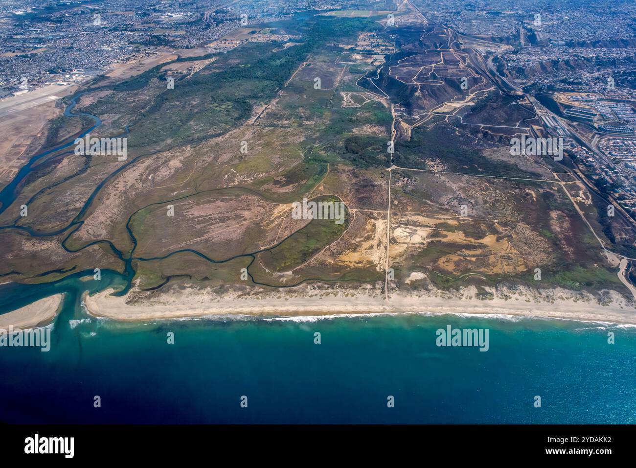 San Diego, Stati Uniti. 21 ottobre 2024. Fotografia aerea dell'estuario di Tijuana, uno dei corsi d'acqua più inquinati degli Stati Uniti. L'estuario è il punto in cui il fiume Tijuana termina nell'Oceano Pacifico. Secondo la San Diego State University negli ultimi cinque anni, oltre 100 miliardi di litri di acque reflue non trattate, rifiuti industriali e deflusso urbano sono passati attraverso l'estuario che sfocia nell'Oceano Pacifico. 21 ottobre 2024. (Matthew Bowler/KPBS/SIPA USA) **NESSUNA VENDITA A SAN DIEGO-SAN DIEGO OUT** credito: SIPA USA/Alamy Live News Foto Stock