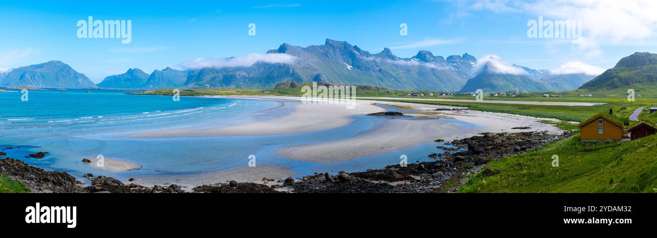 Norwegian Mountainside Beach Haven Lofoten Norvegia Foto Stock