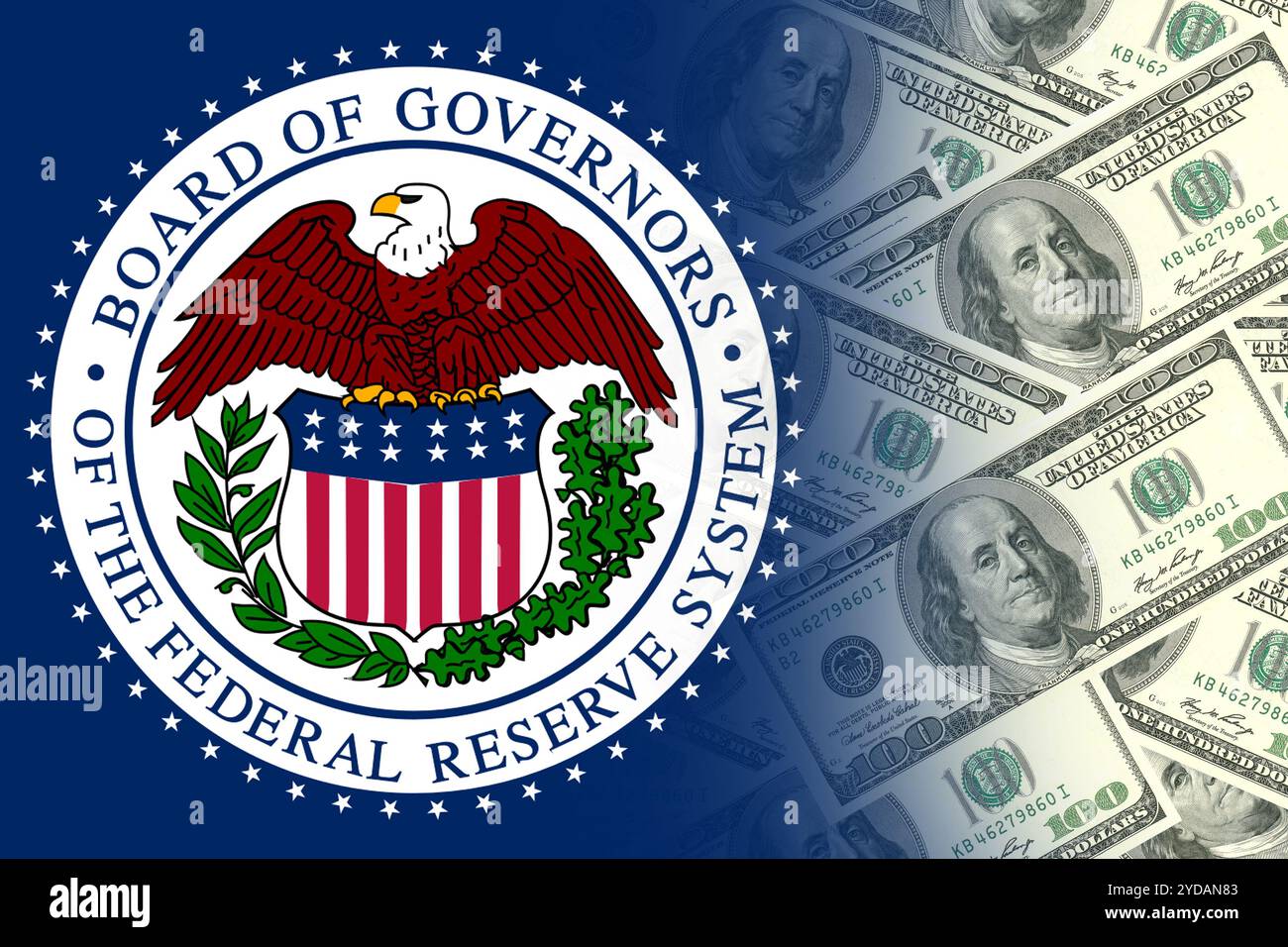 Bandiera della Federal Reserve combinata con 100 dollari USA. Mappa di base e concetto di sfondo. Doppia esposizione h Foto Stock