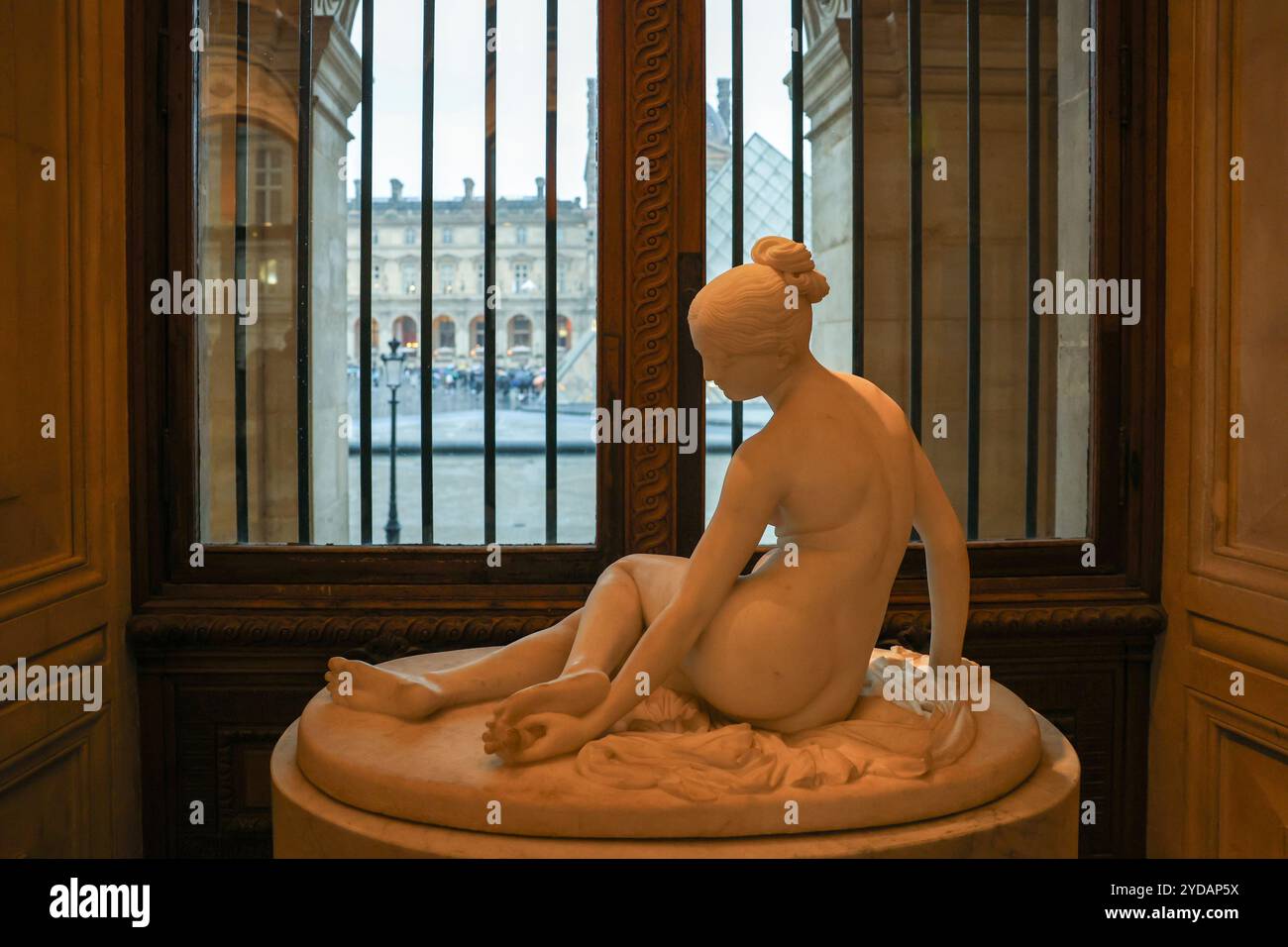 Statua di marmo all'interno del Louvre Foto Stock