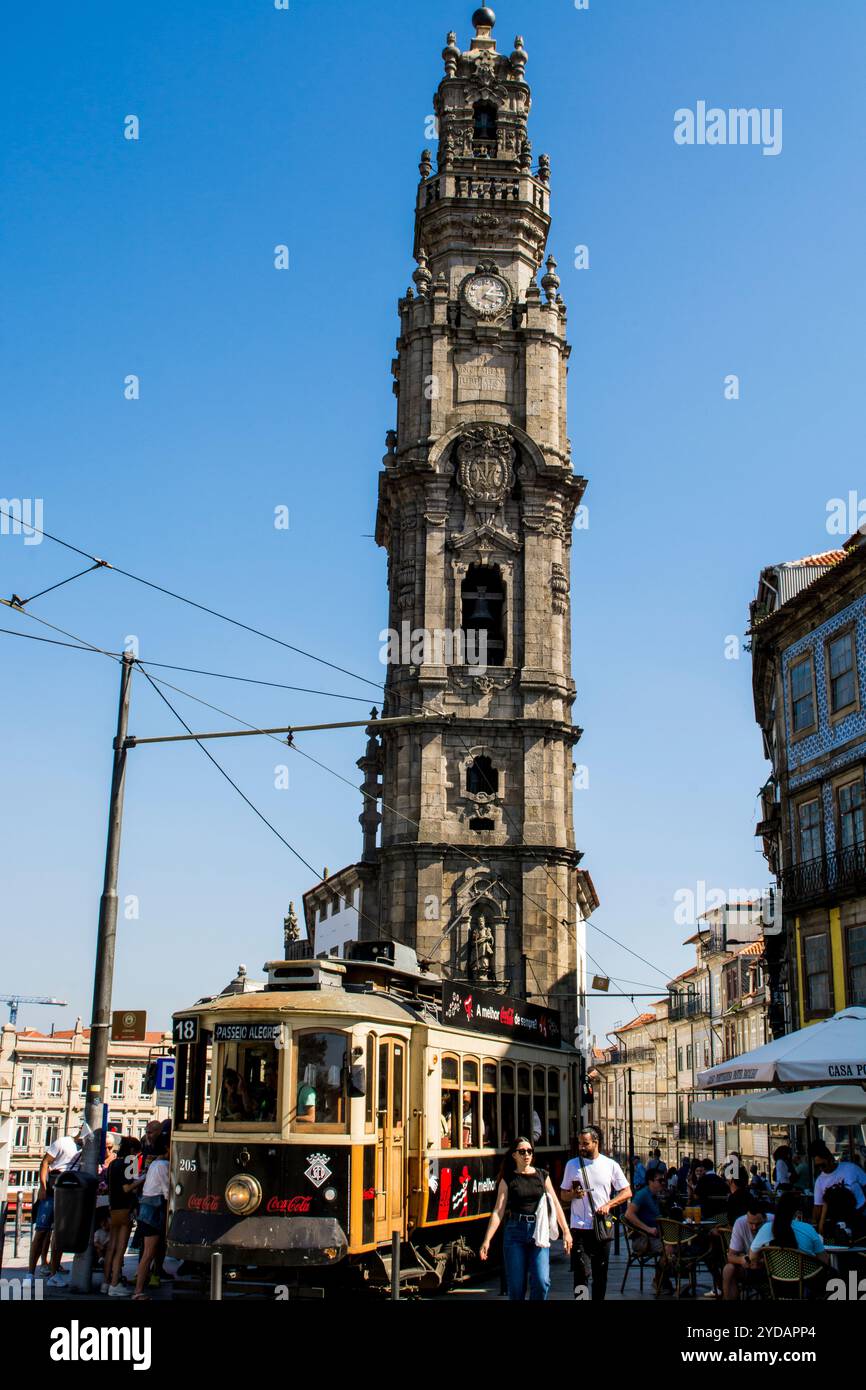 Campanile della Chiesa dei sacerdoti (Igreja dos Clerigos), Porto, Portogallo. Foto Stock