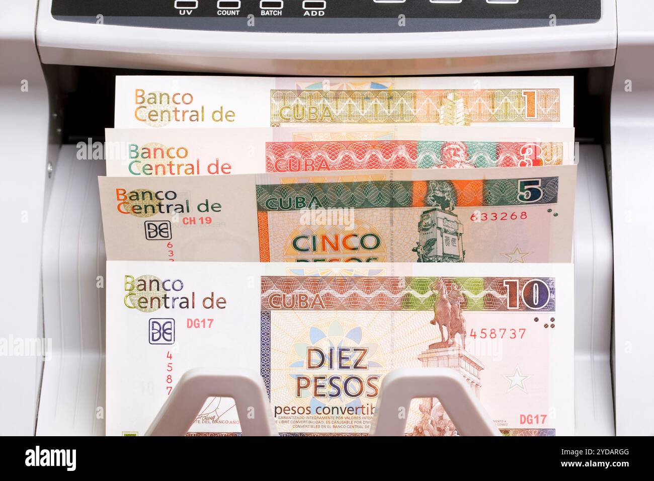 Pesos cubani convertibili nella macchina di conteggio Foto Stock