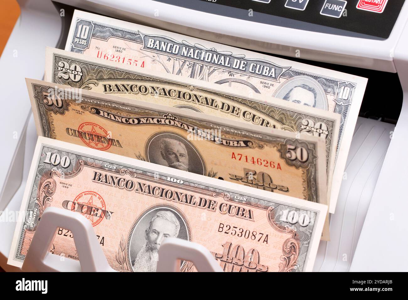 Vecchi pesos cubani nella macchina di conteggio Foto Stock