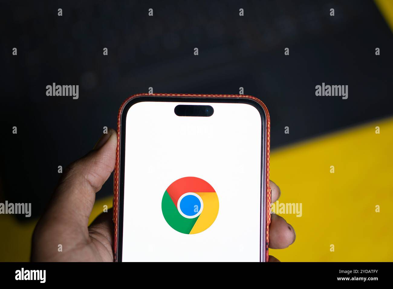 Dacca, Bangladesh - 13 luglio 2024: Il logo Google Chrome viene visualizzato sullo smartphone. Foto Stock