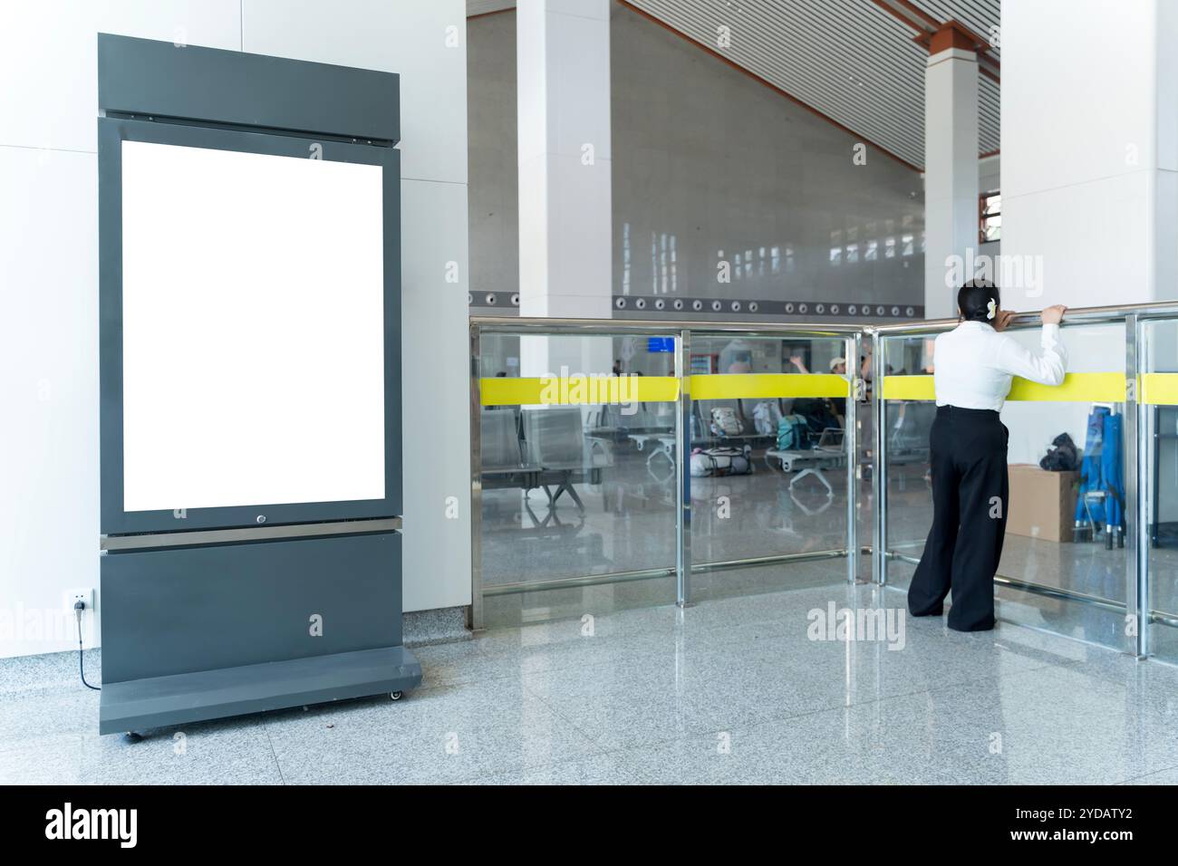 Tessuto Pop Up unità base banner pubblicitari sfondo display supporti, sfondo vuoto. Sala partenze dell'aeroporto. Espositore per affissioni vuoto e aereo acceso Foto Stock