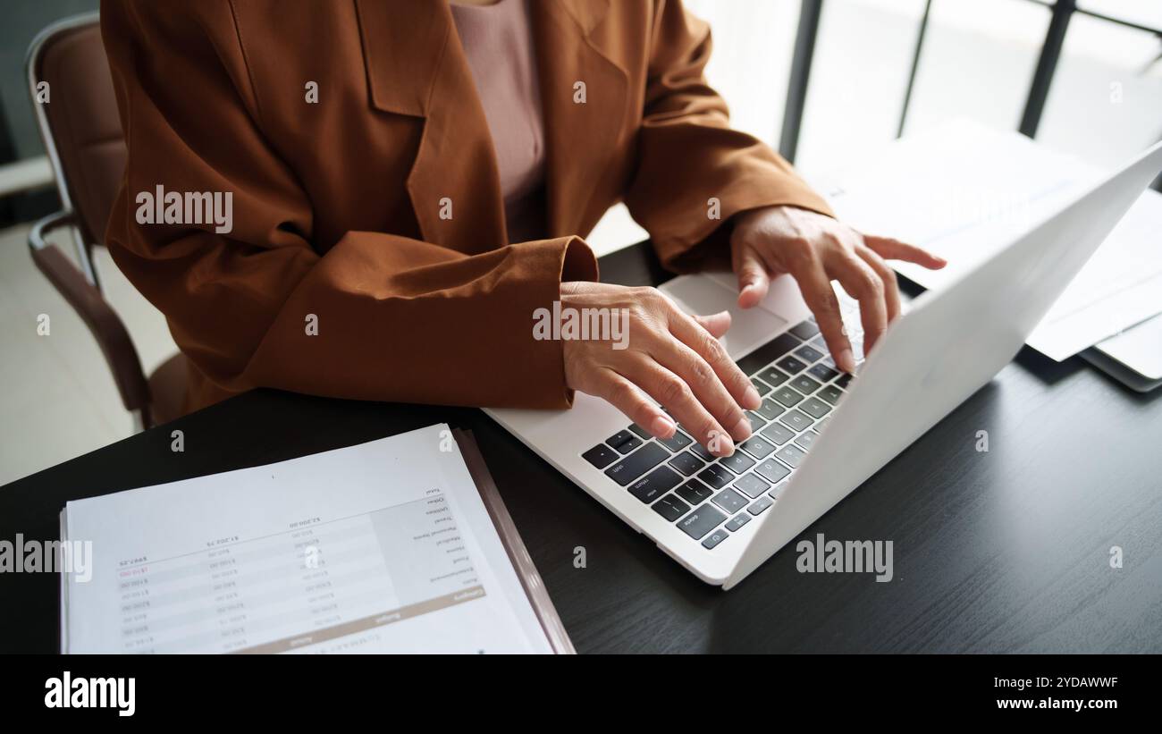 Imprenditore asiatico maturo womanÂ in ufficio che utilizza un laptop. Anni '60 businesswomanÂ con tecnologia asiatico senior Woman Foto Stock