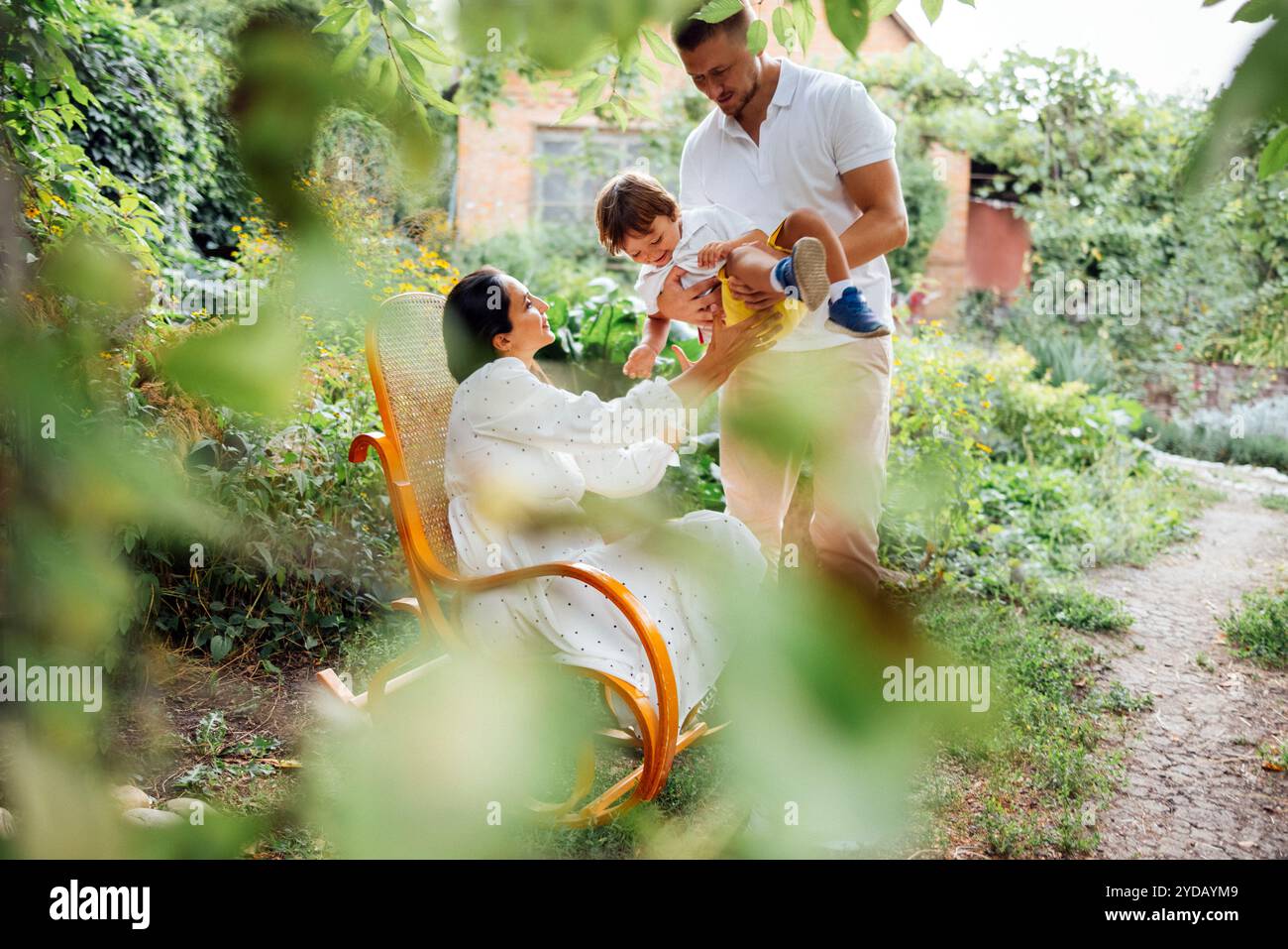 La giovane coppia e il loro figlio all'aperto nelle giornate di sole d'estate. Foto Stock