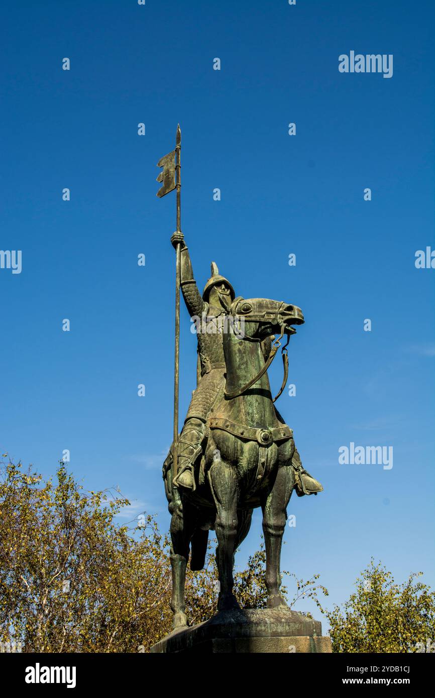 Estatua de Vímara Peres (Statua di Vímara Peres) vicino alla Cattedrale di Porto, Praca da se, Porto, Portogallo. Foto Stock