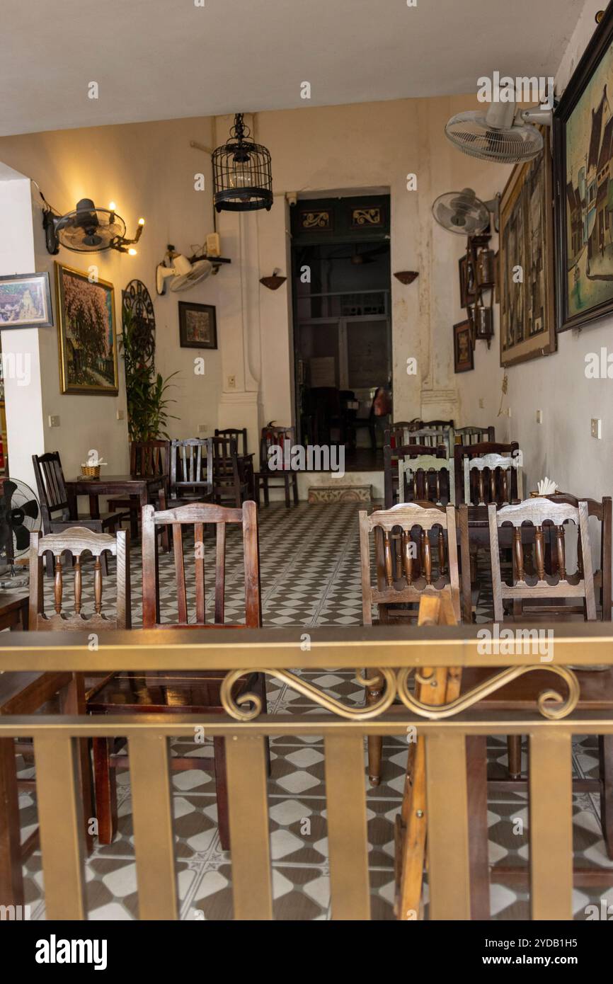 Affascinante caffè con camere e tavoli. Foto di alta qualità Foto Stock