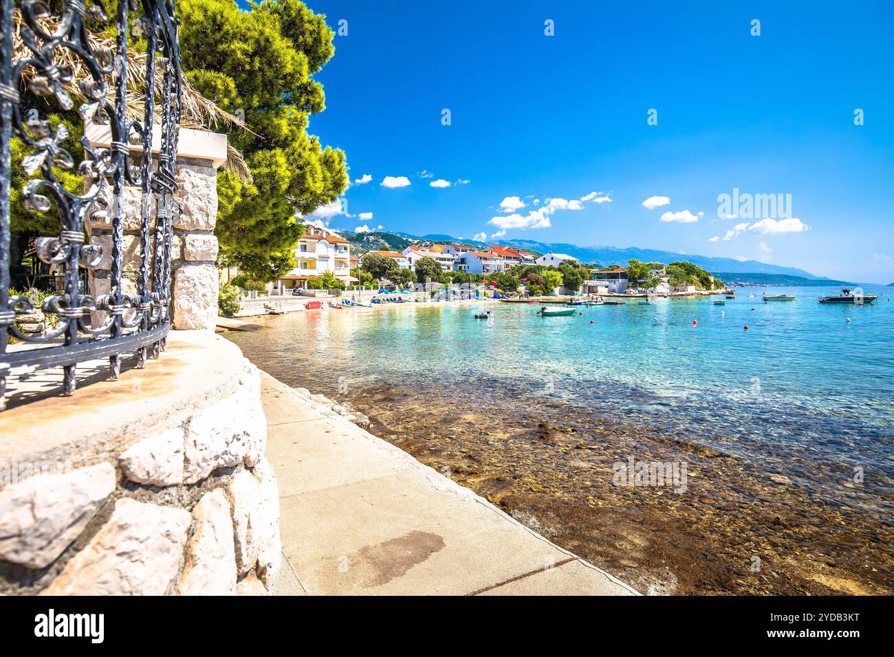 Spiaggia idilliaca a Banjol, vista dell'isola di Rab Foto Stock