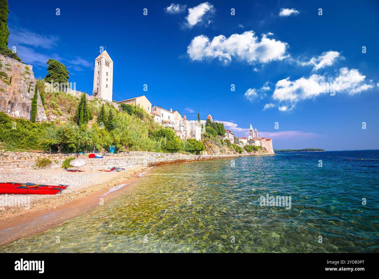 La città storica di Rab Towers e la vista sulla passeggiata sulla spiaggia Foto Stock