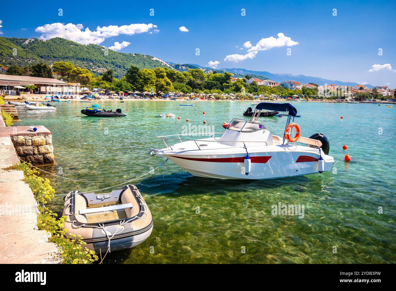 Spiaggia idilliaca a Banjol, vista dell'isola di Rab Foto Stock