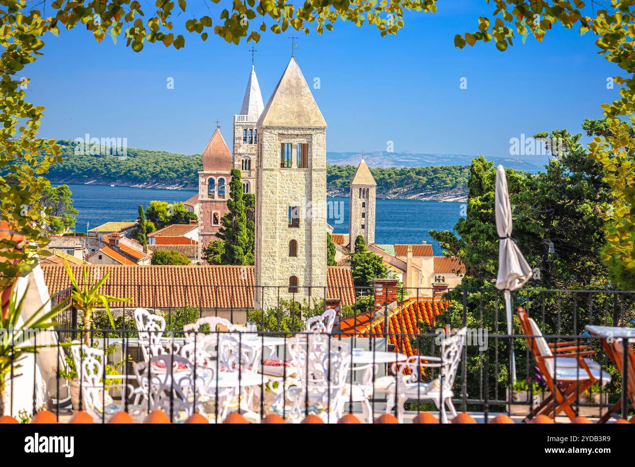 Vista sulla storica città di Rab - Bildmontage Foto Stock