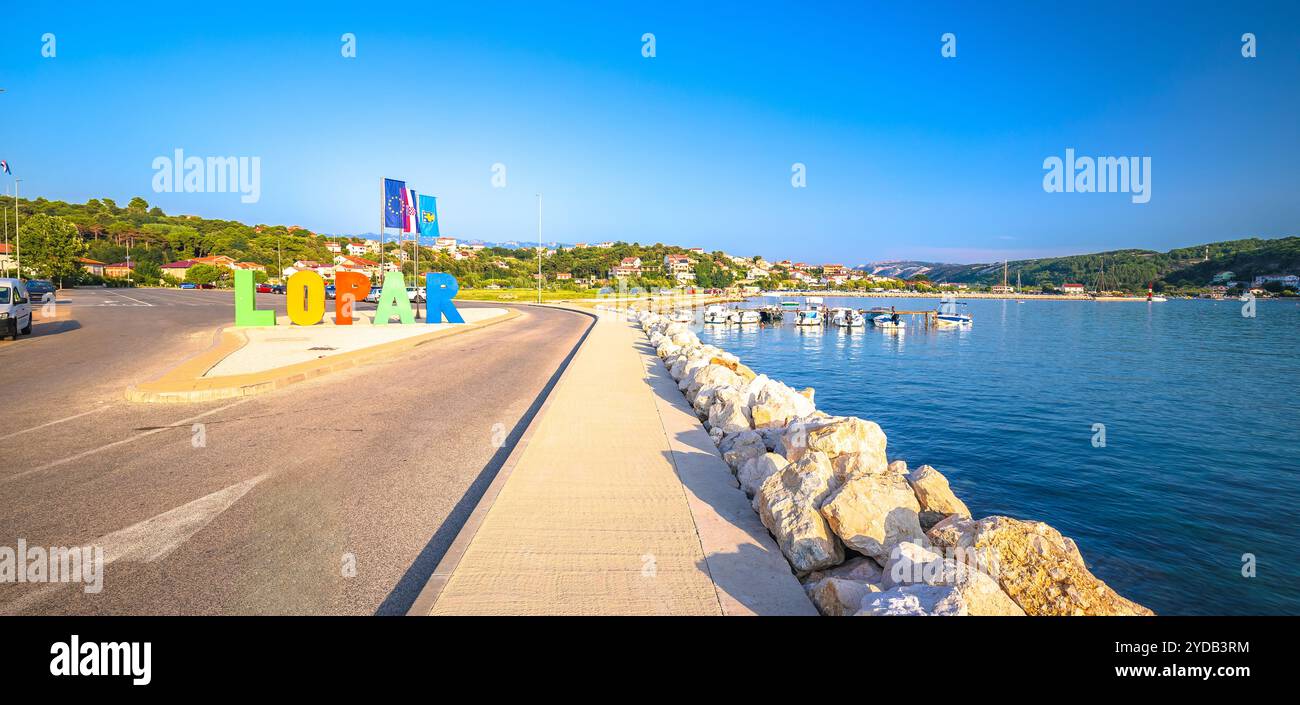 Insegna della città di Lopar sull'isola di Rab e vista sulla spiaggia Foto Stock