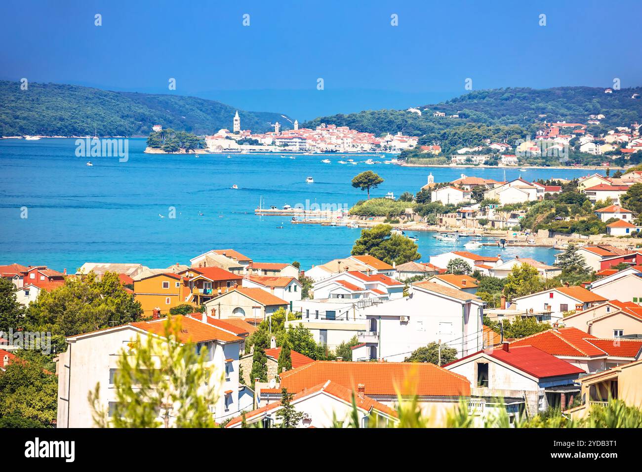 Vista sulla costa di Banjol e Rab Foto Stock