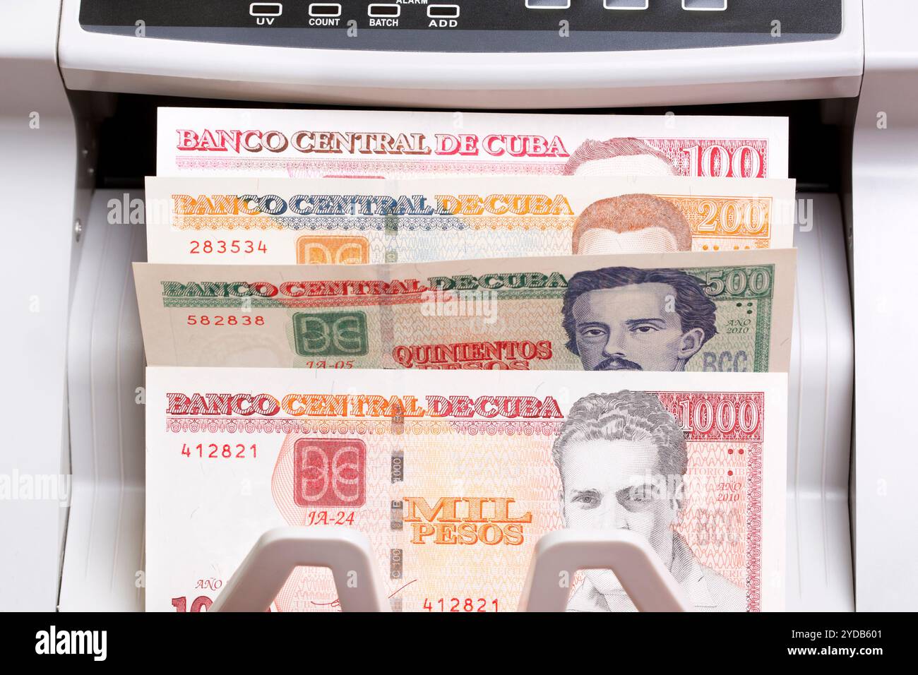 Peso cubano nella macchina di conteggio Foto Stock