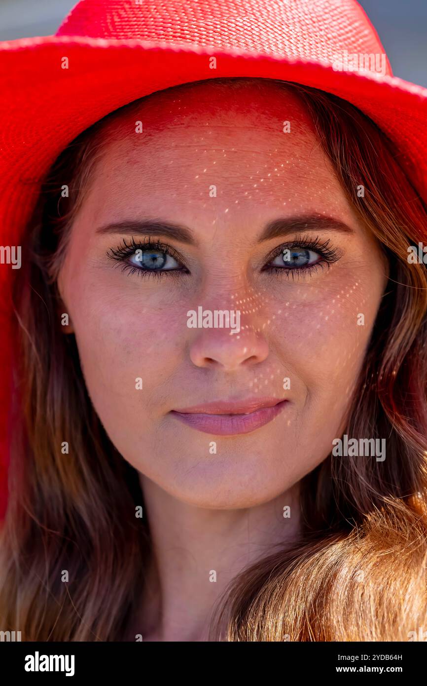 Eleganza sulla spiaggia: Una giornata di serenità al molo la Jolla con cieli blu radianti Foto Stock
