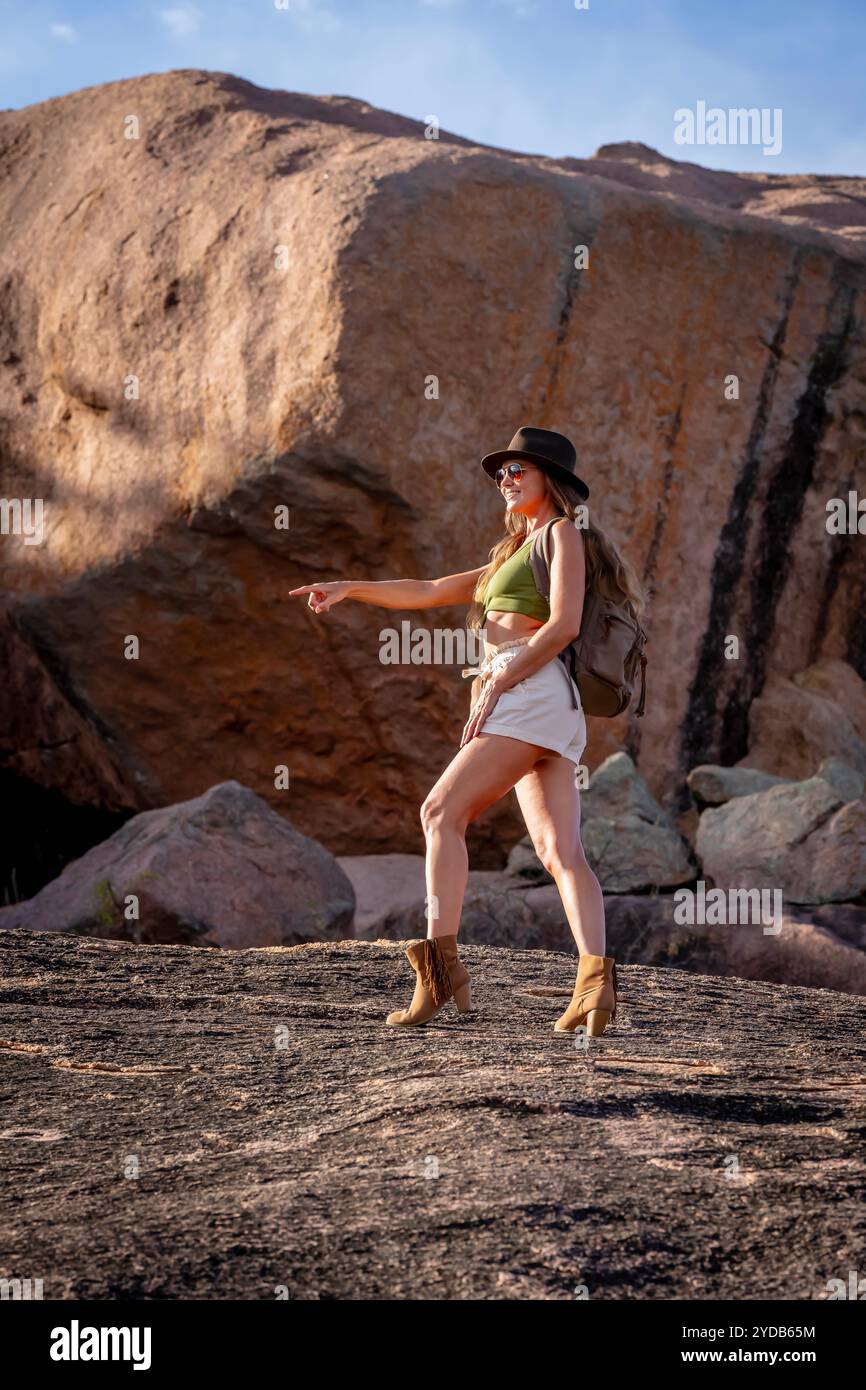 Una bella bruna modella si posa all'aperto mentre ti godi il tempo autunnale Foto Stock