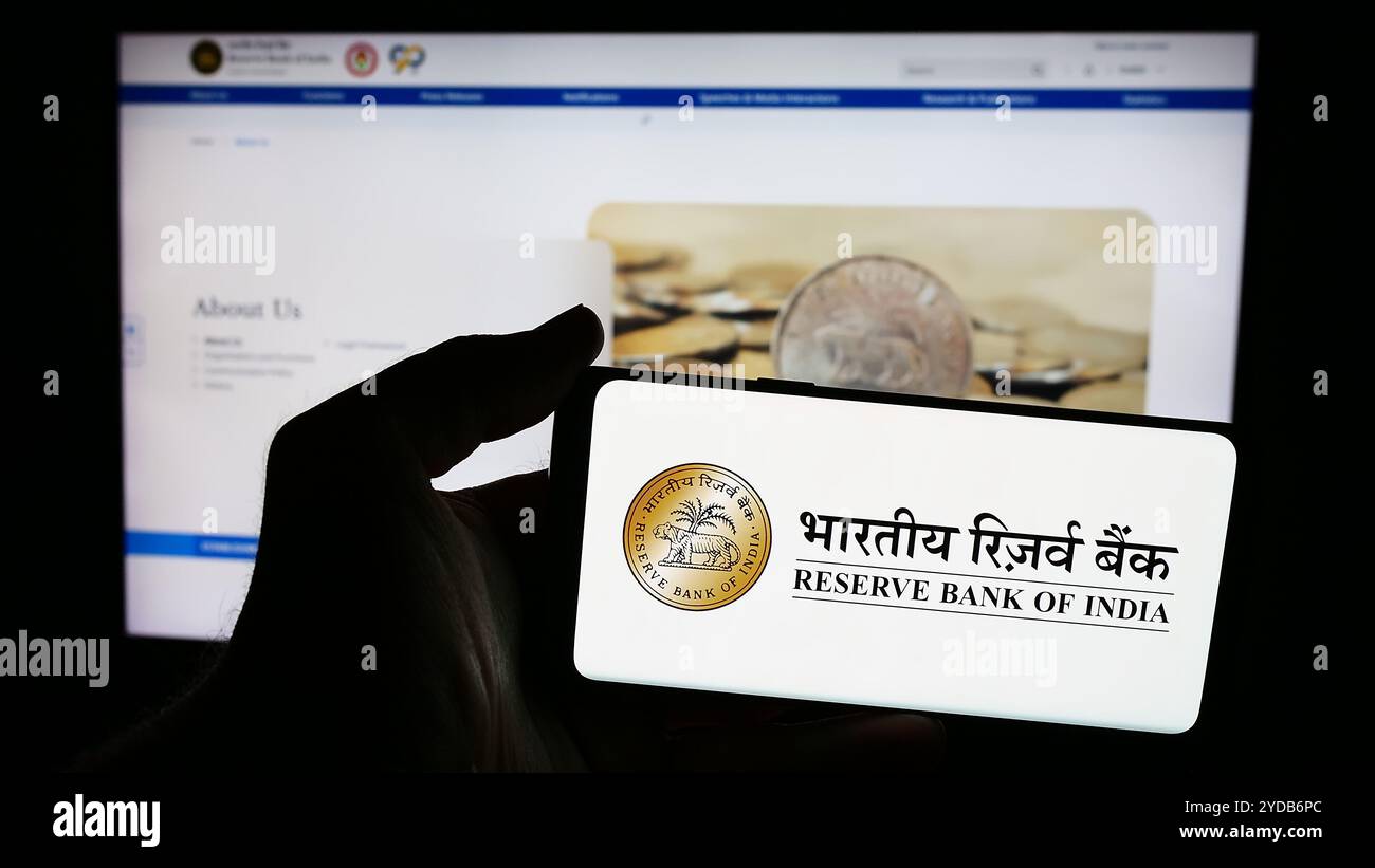 Germania. 14 giugno 2024. In questa immagine, una persona ha in mano uno smartphone con il logo della banca centrale indiana Reserve Bank of India (RBI) davanti al sito Web. (Immagine di credito: © Timon Schneider/SOPA Images via ZUMA Press Wire) SOLO PER USO EDITORIALE! Non per USO commerciale! Foto Stock