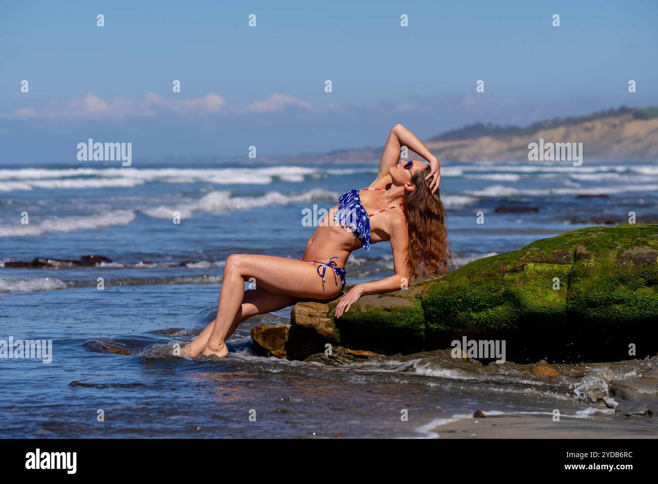 Eleganza sulla spiaggia: Una giornata di serenità al molo la Jolla con cieli blu radianti Foto Stock