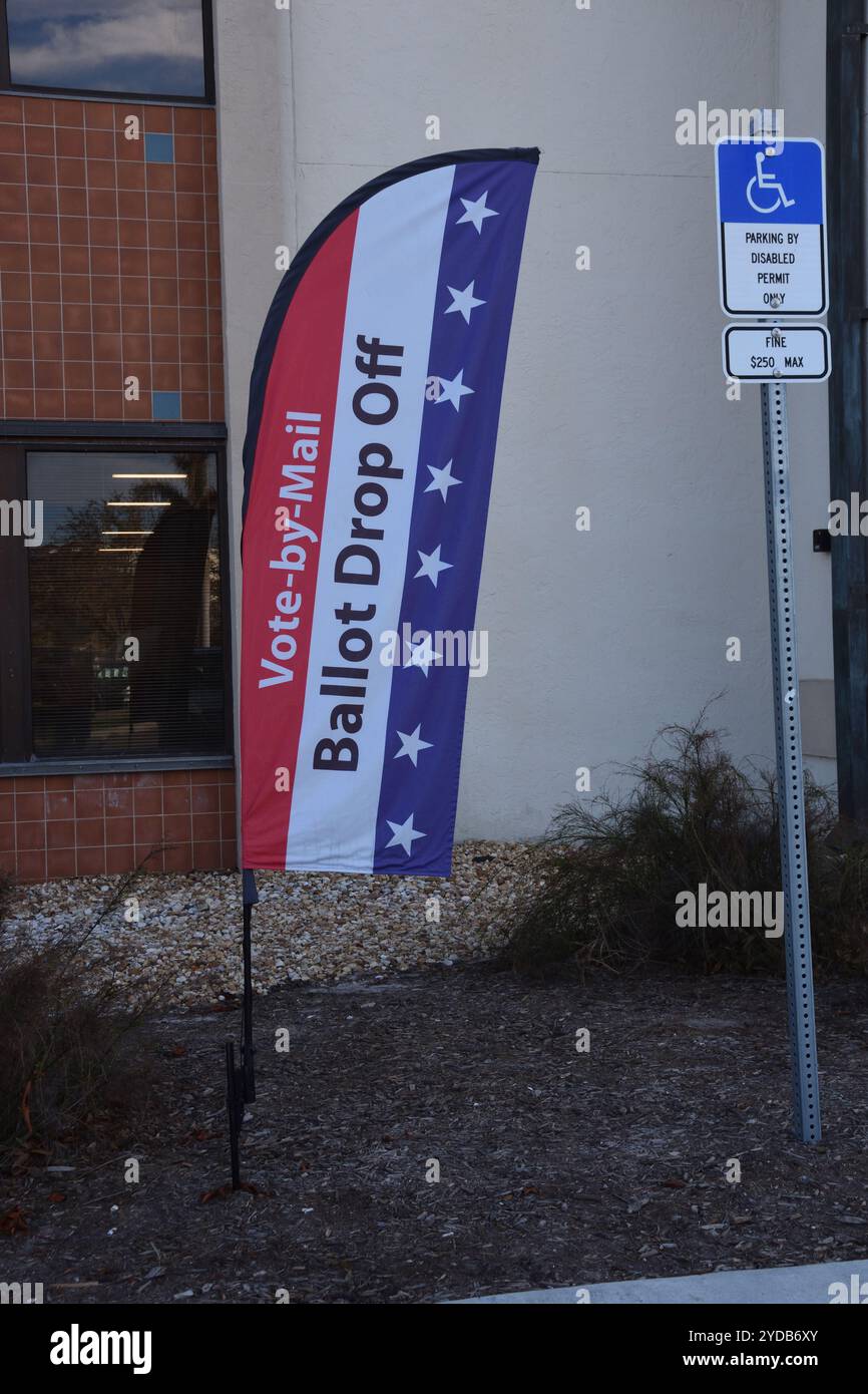 Venice, Florida, Stati Uniti - 24 ottobre 2024: Lo striscione di piume "Vote by mail - ballot drop off" di fronte all'Anderson Administration Center di Venice, Florida Foto Stock