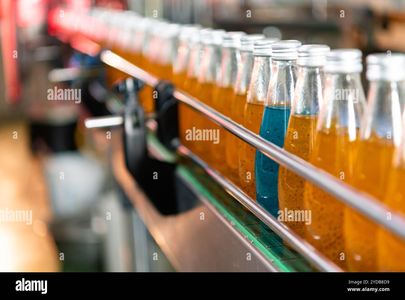 Il personale addetto alla produzione di succhi di frutta controlla la linea di produzione in ogni momento. Per garantire che la linea di produzione abbia Foto Stock