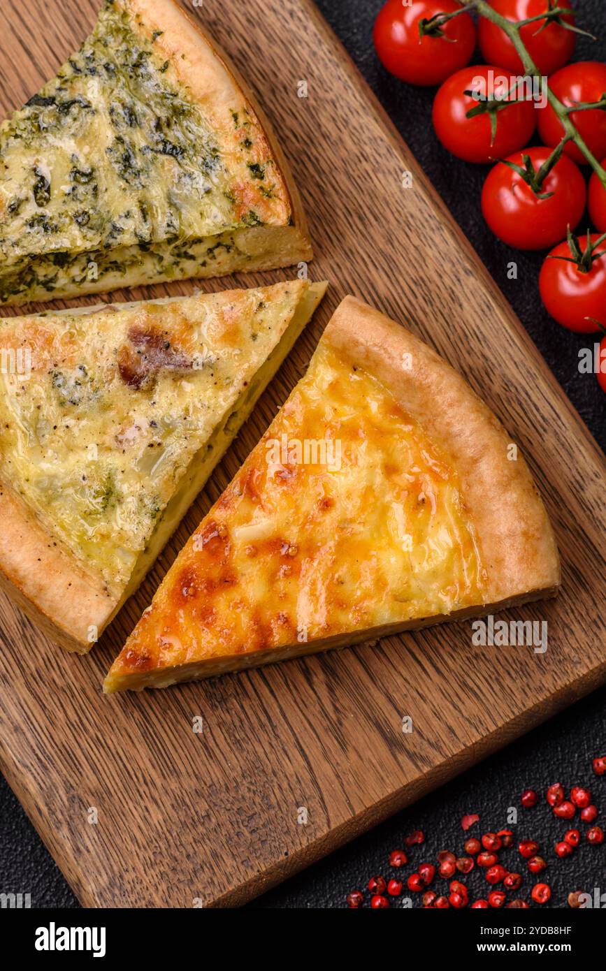 Deliziosa quiche con broccoli, pollo o salmone e formaggio Foto Stock