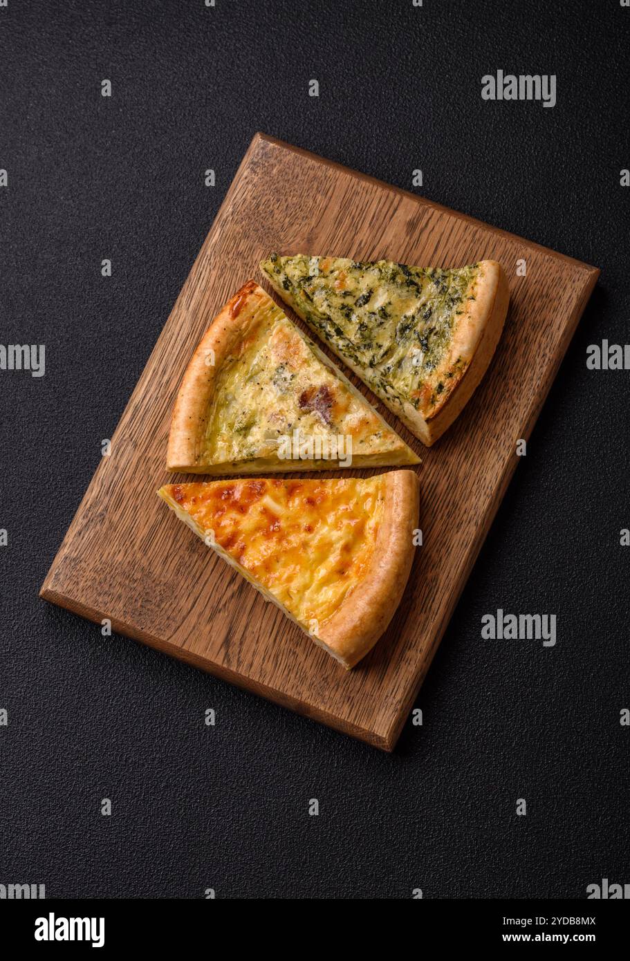 Deliziosa quiche con broccoli, pollo o salmone e formaggio Foto Stock