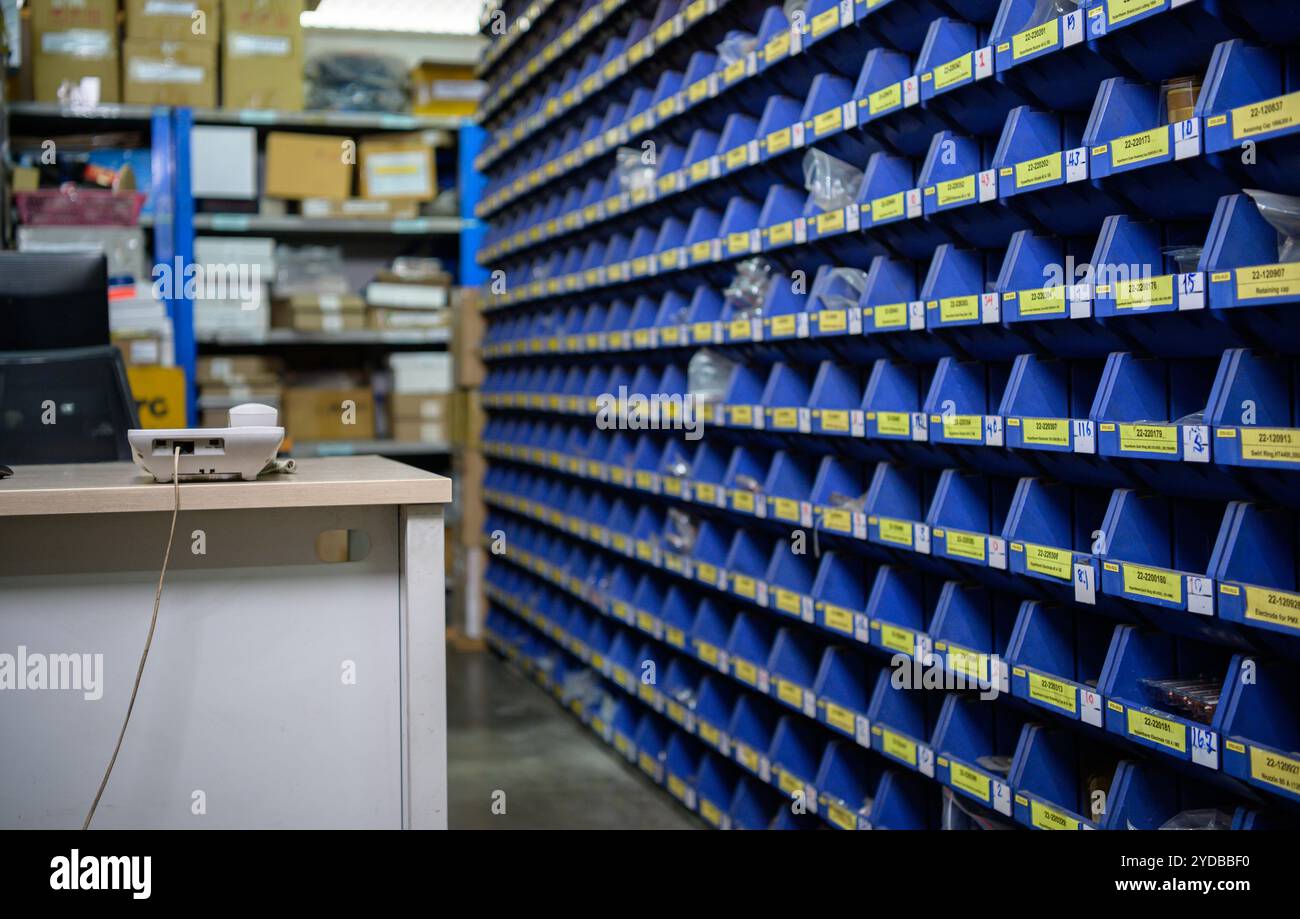 Piccolo vano portaoggetti blu per componenti elettronici. archiviati sistematicamente Foto Stock