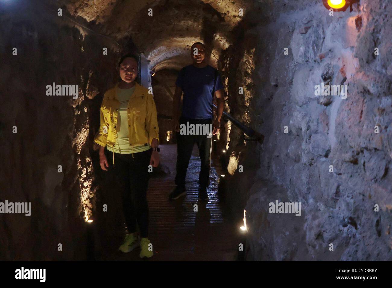 Puebla, Puebla, Messico; 10.2024. Lo storico Passage 5 de Mayo è un tunnel con una distanza di 477 metri situato a Puebla de Zaragoza, ha circa tre secoli e mezzo, poiché si stima che possa risalire alla seconda metà del XVII secolo. Indirizzo: Calle 2-A Norte. 2602A, quartiere di Xanenetla. Foto: Juan Carlos Rojas Foto Stock