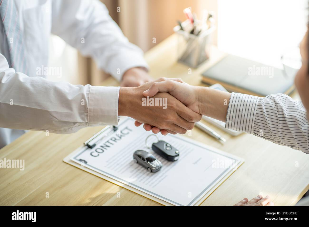 Agente assicurativo del registro delle perdite che ispeziona la vettura danneggiata. Il responsabile delle vendite fornisce un documento del modulo di richiesta di consulenza che prende in considerazione il morgag Foto Stock