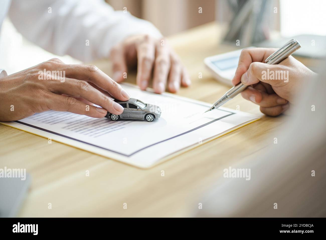 Agente assicurativo del registro delle perdite che ispeziona la vettura danneggiata. Il responsabile delle vendite fornisce un documento del modulo di richiesta di consulenza che prende in considerazione il morgag Foto Stock