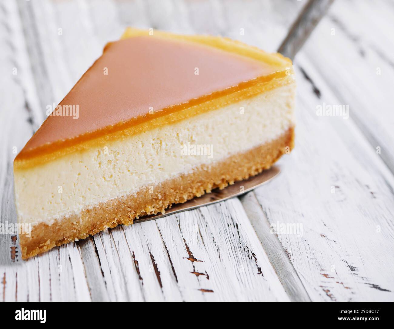 Un pezzo di deliziosa cheesecake al caramello Foto Stock