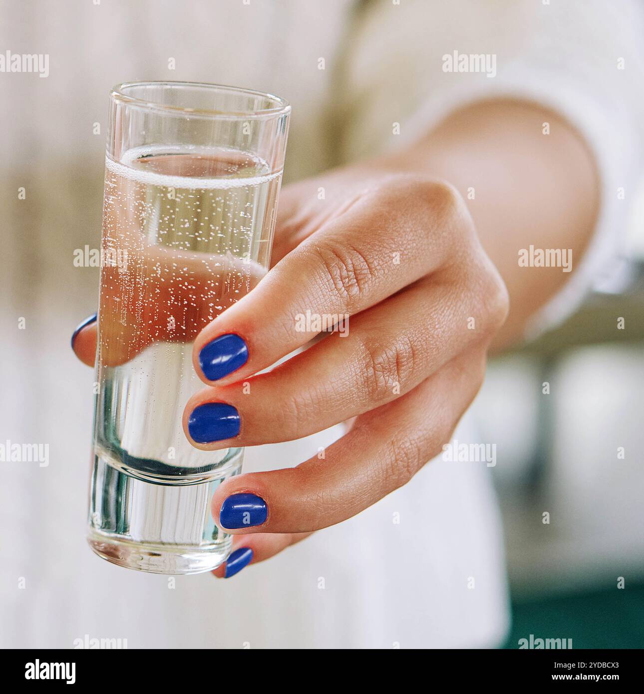 Bicchiere di martini stellari nelle mani di una ragazza Foto Stock