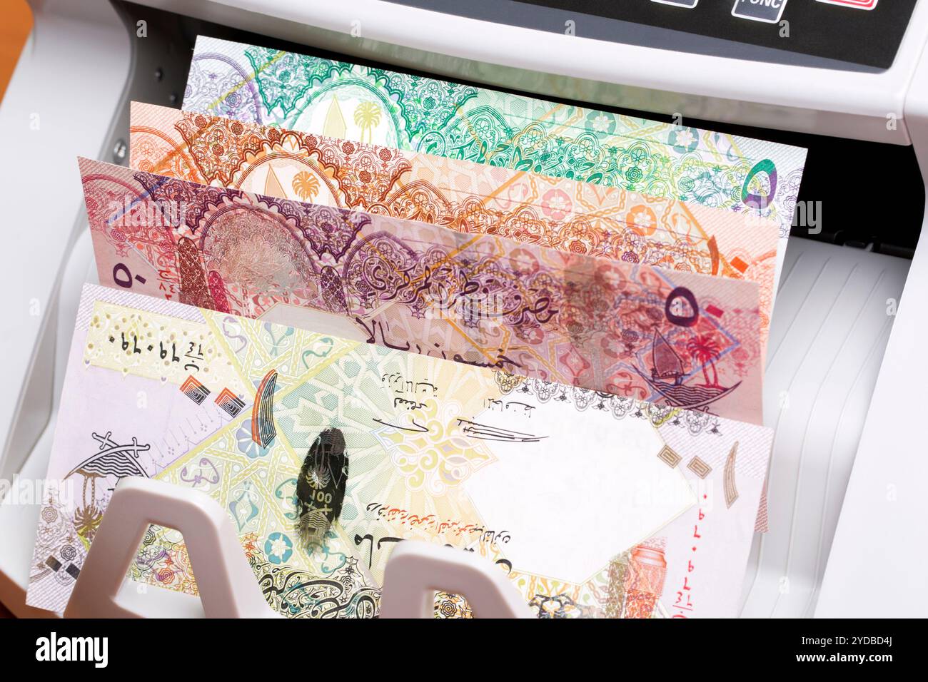 Denaro del Qatar - riyal nella macchina di conteggio Foto Stock