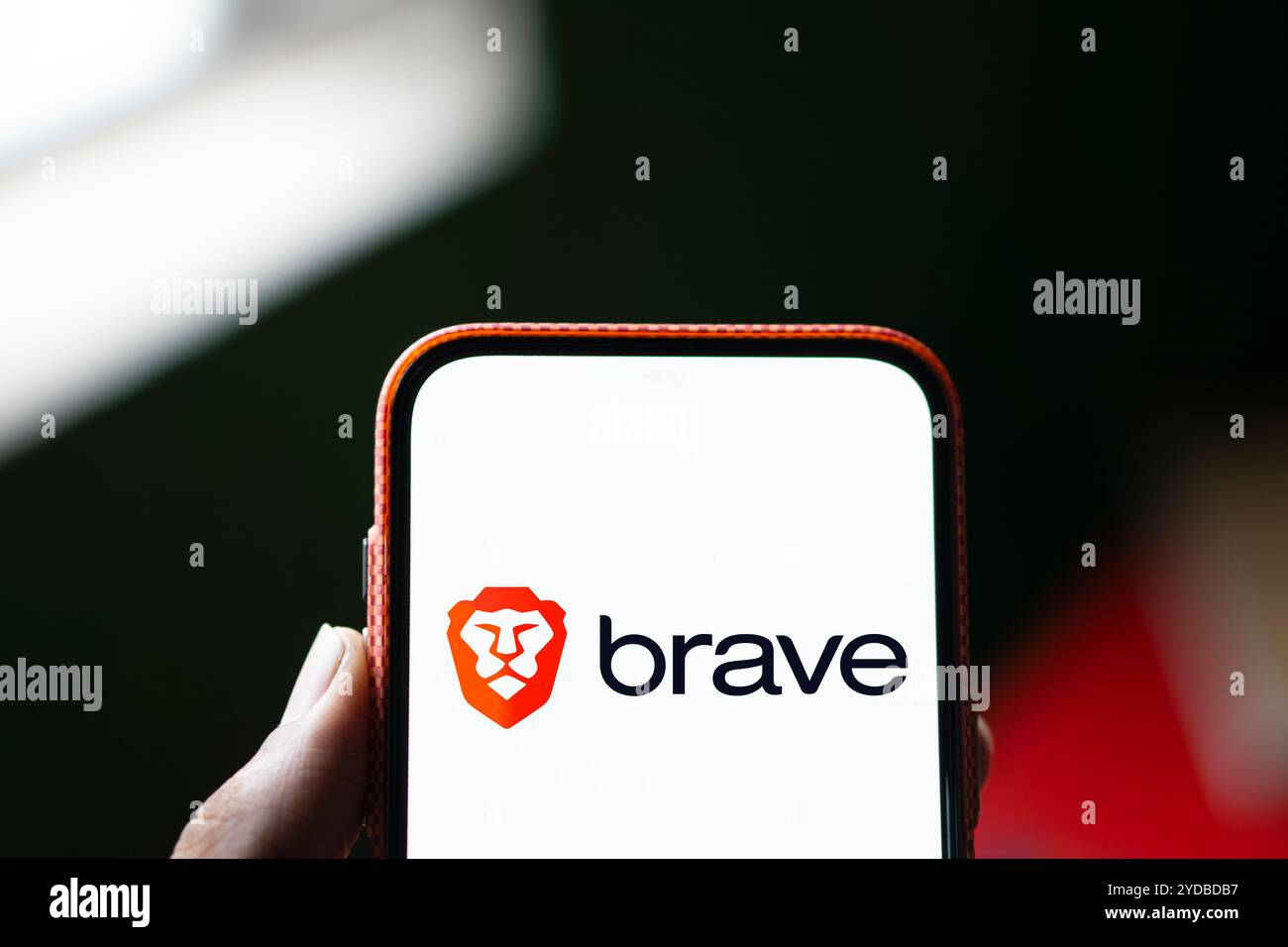 Dacca, Bangladesh - 23 luglio 2024: Il logo Brave Browse viene visualizzato sullo smartphone. Foto Stock