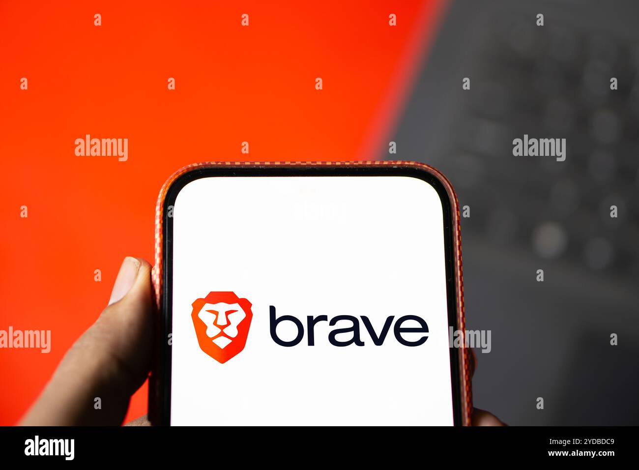 Dacca, Bangladesh - 23 luglio 2024: Il logo Brave Browse viene visualizzato sullo smartphone. Foto Stock