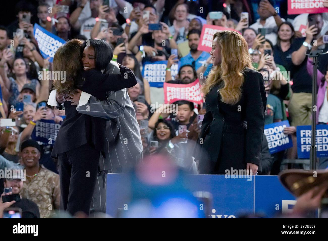 Houston, Stati Uniti. 25 ottobre 2024. Candidato presidenziale democratico il Vice Presidente Kamala Harris, a sinistra, saluta gli artisti musicali Beyonce, a destra, e Kelly Rowland, al centro, sul palco durante un evento della campagna allo Shell Energy Stadium venerdì 2024 ottobre a Houston, Texas. Foto: Trish Badger/imageSPACE credito: Imagespace/Alamy Live News Foto Stock