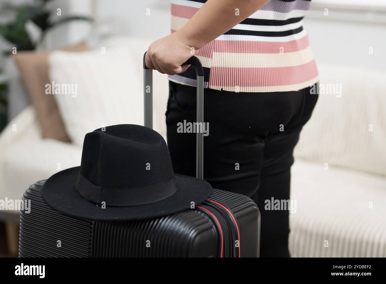 Donna che prepara i bagagli Â bagagli in valigia Â bagagli trolley che viaggia da sola. Foto Stock