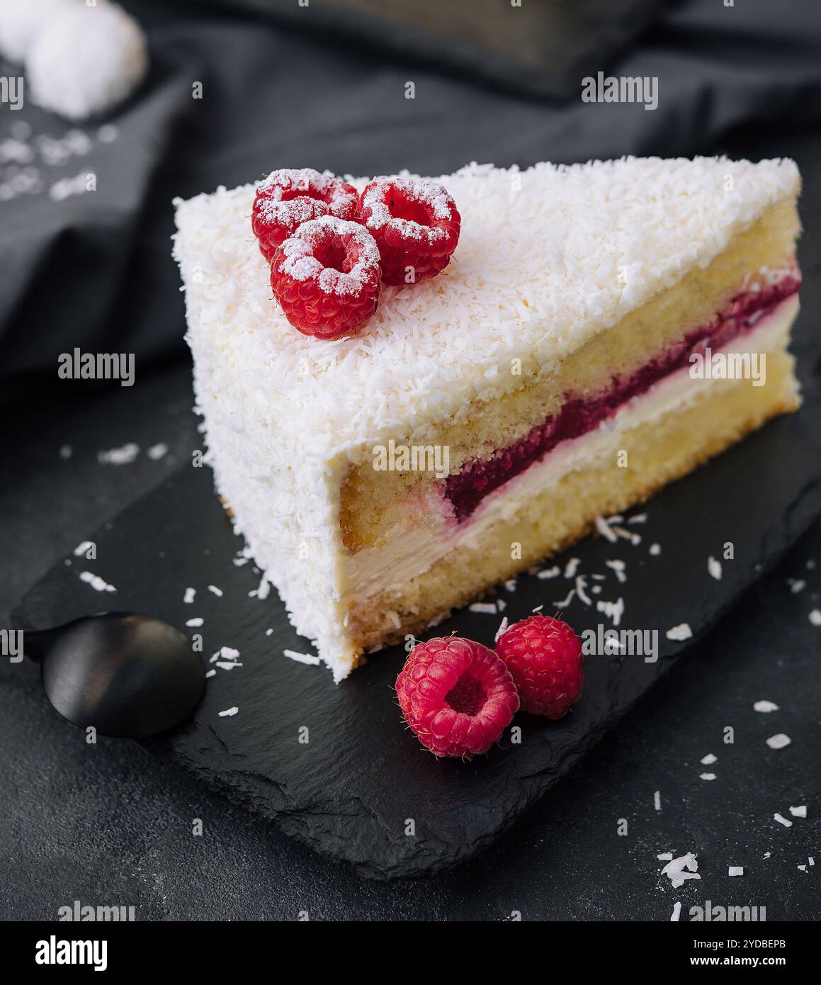 Torta invernale con lamponi decorati con panna bianca Foto Stock