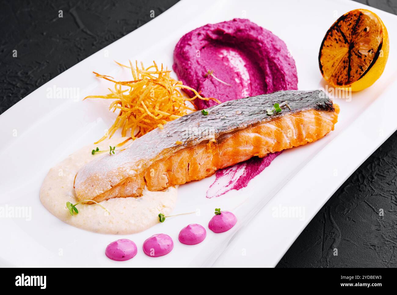 Salmone con purea di barbabietole e salsa panna Foto Stock