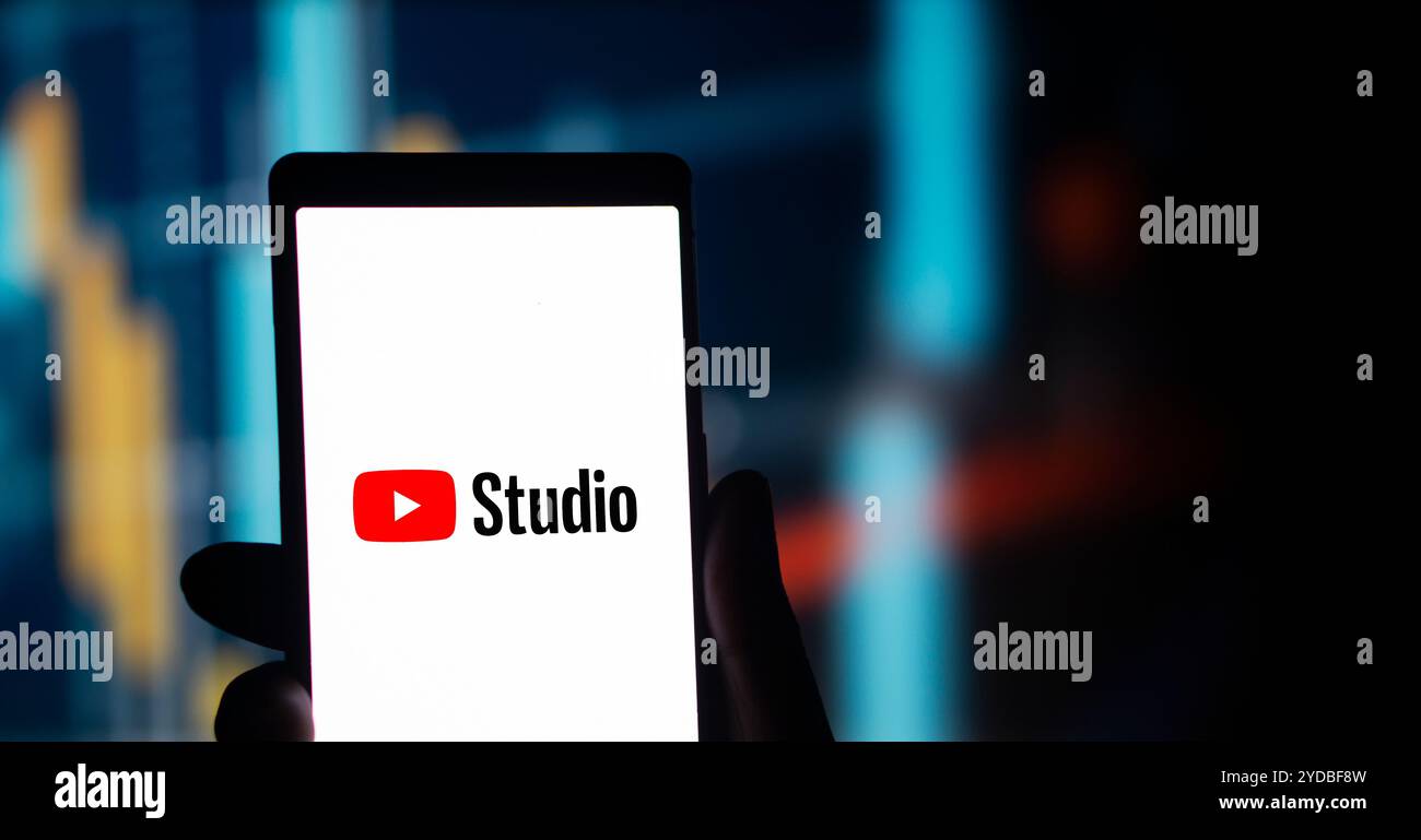 Dacca, Bangladesh - 23 luglio 2024: Il logo YouTube Studio viene visualizzato sullo smartphone. Foto Stock